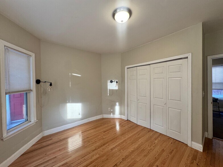 Building Photo - 115 Elm St