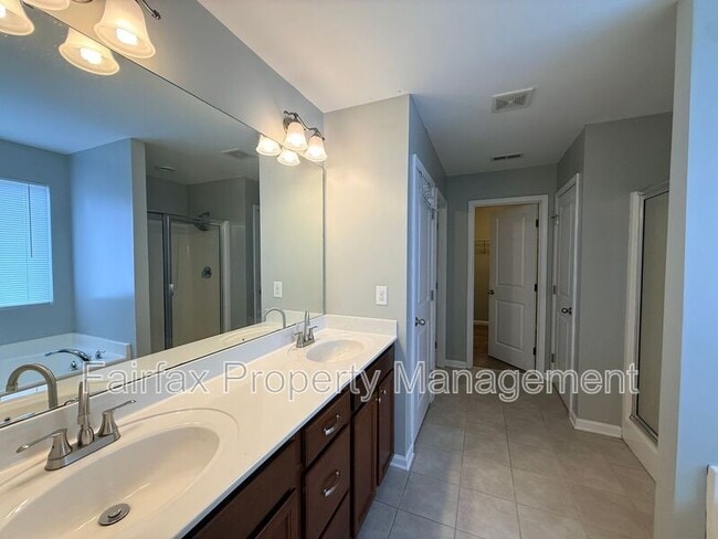 Building Photo - 127 Rosebud Ln