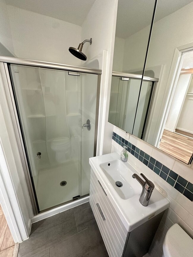 Building Photo - Spacious 3BR/2.5BA updated 2-story townhou...