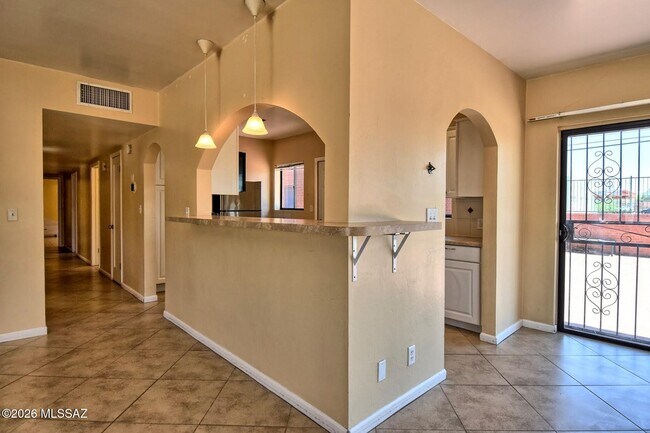 Building Photo - 1604 E 10th St