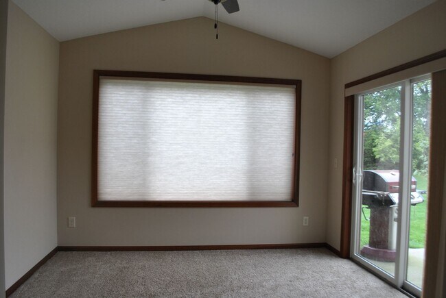 Building Photo - Nice 2 Bedroom 2 Bathroom Twinhome in Somerset