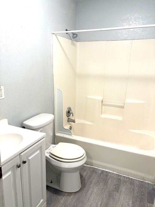 Building Photo - 1522-1522 E 50th St