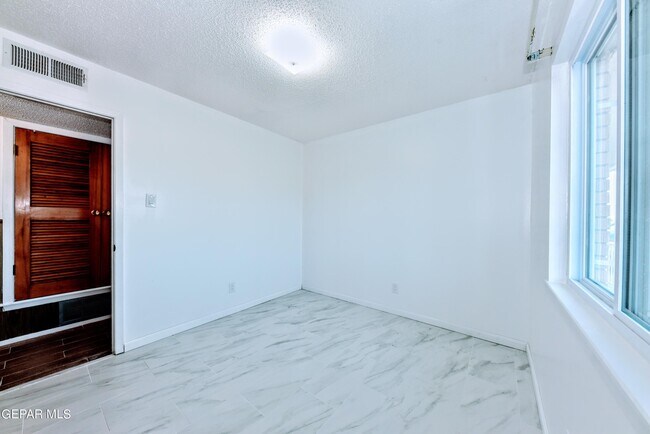 Building Photo - 4909 Winthrop Dr