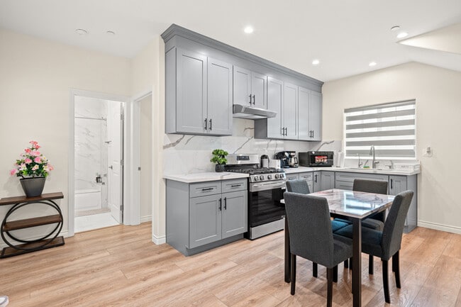 Building Photo - Stylish & Bright 2 Bed 2 Bath | Fully Furn...