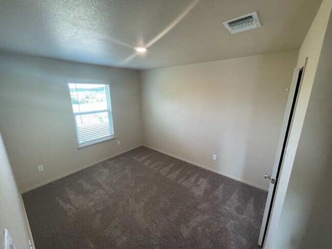 Building Photo - 1701 Montell St