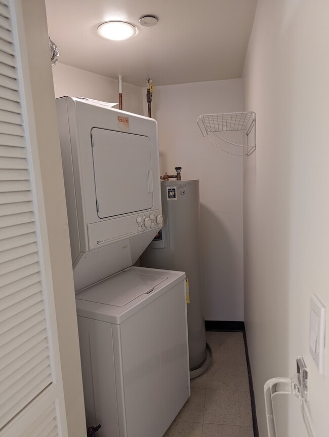 Building Photo - 10 Rogers St