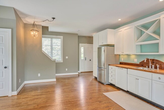 Building Photo - 2 Bedroom House with Attached Garage in Earlysville