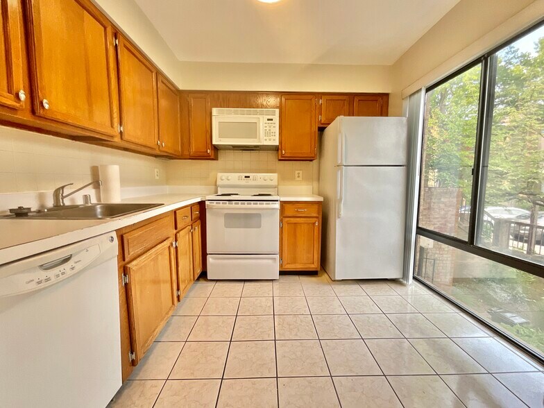 Eat-In Kitchen - 3024 Gentain Ct NE