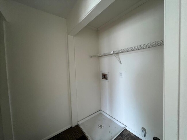 Building Photo - 103 E Moerbe St