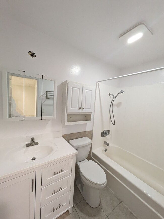 Building Photo - NEWLY REMODELED!!!!!One bedroom One Bath Unit