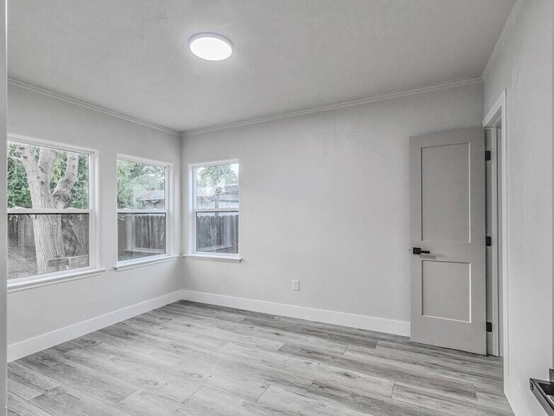 Building Photo - 1271 N Roosevelt Ave