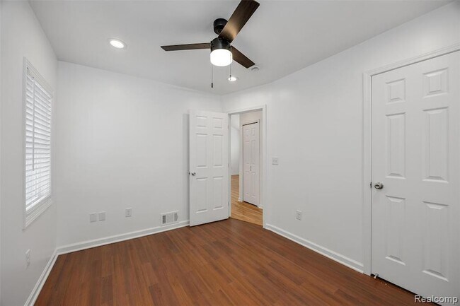 Building Photo - 623 E Brockton Ave