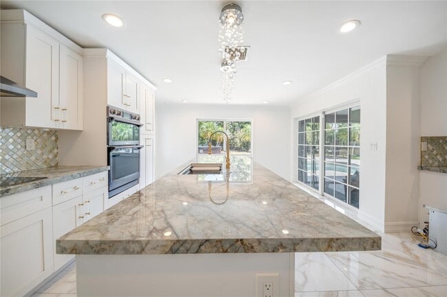 Building Photo - 16770 Lakeview Ct