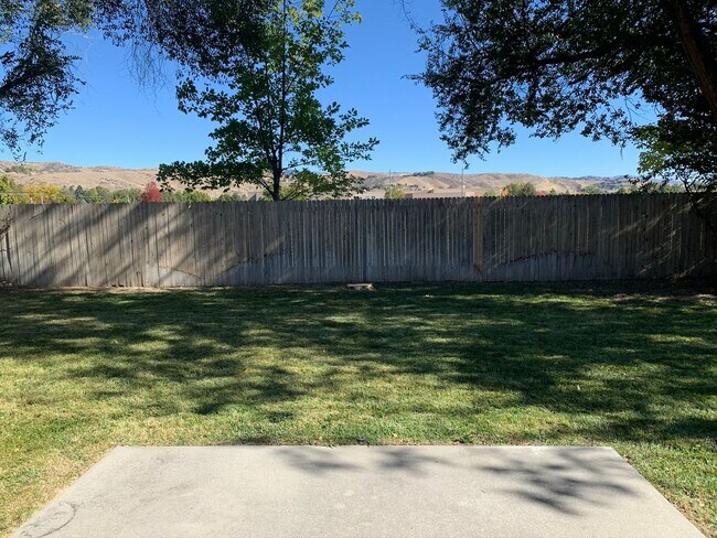 Building Photo - Charming 3 bed 2 bath home in a quiet Boise Neighborhood just off Glenwood and Hill Rd.