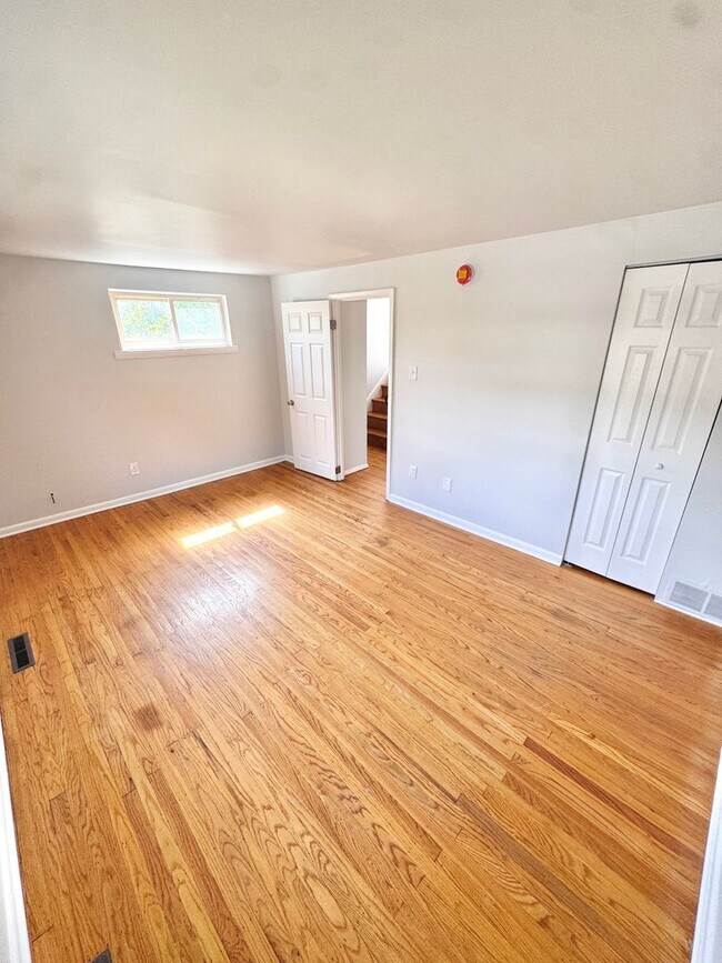 Building Photo - SUPER CLEAN THREE BEDROOM TOWNHOME