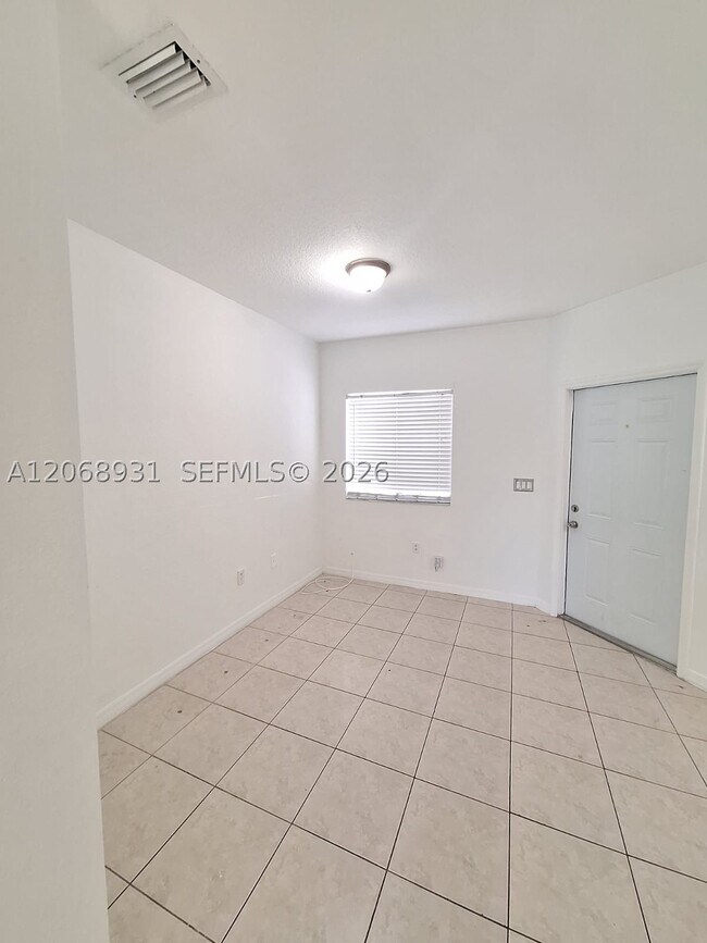 Building Photo - 1654 SE 31st Ct