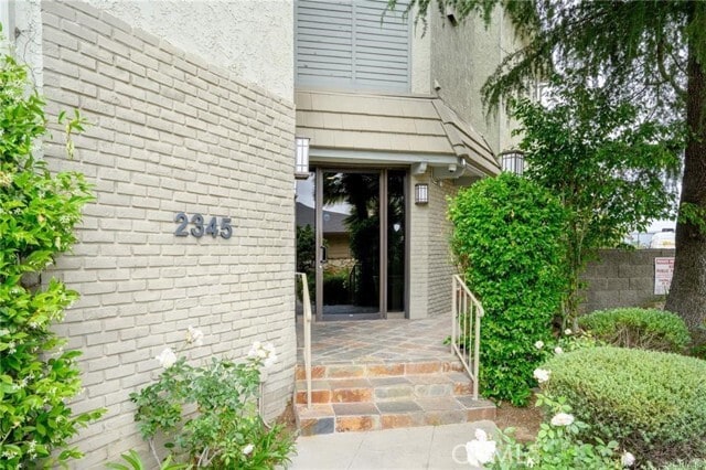 Building Photo - 2345 Roscomare Rd