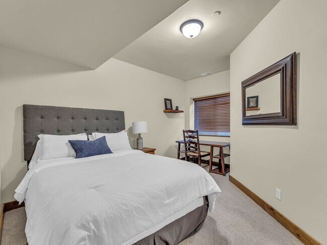 Building Photo - Cedar Ridge Townhome  **Mid-April thru November Rental**