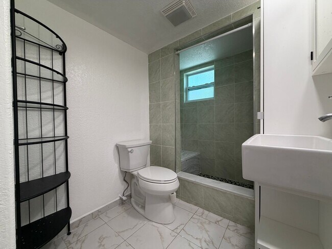 Building Photo - Apartment in Historical Tarpon Springs
