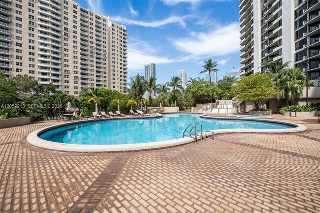 Building Photo - 520 Brickell Key Dr