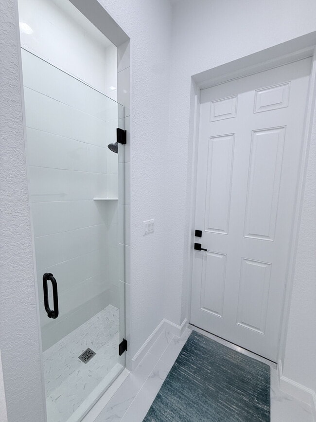 Building Photo - 5 Bedroom and 6 Bathroom, Lake view House