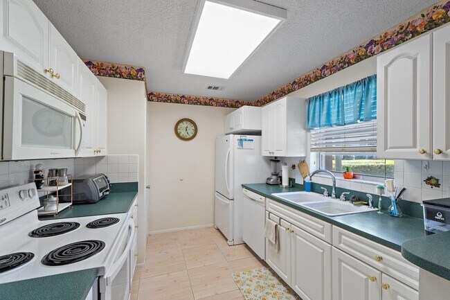 Building Photo - 14 Lake Vista Trail