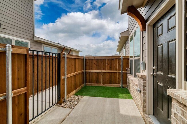 Building Photo - 605 Harvest Moon Dr