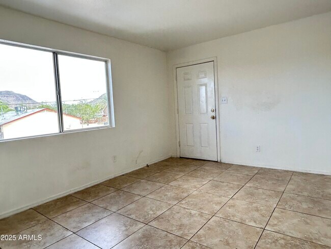 Building Photo - 1321 W Vogel Ave