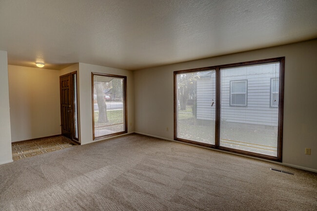 Building Photo - 2 bedroom, 1 bath duplex in the North End.