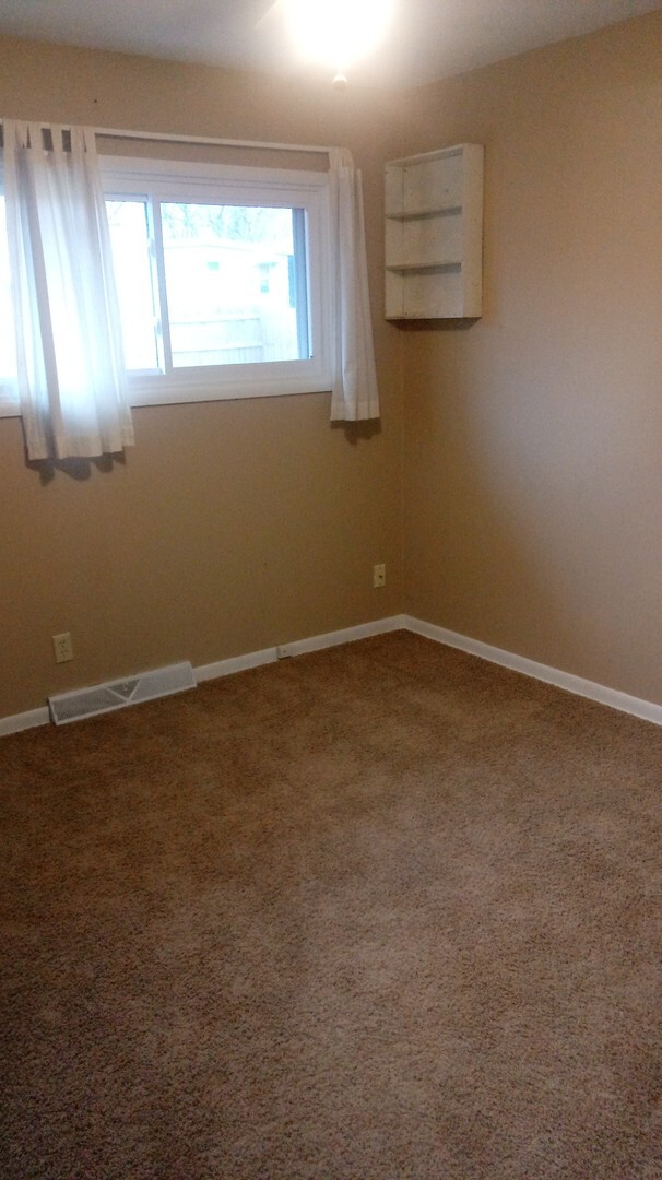 Building Photo - 3BR rancher with appliances and garage. Pr...