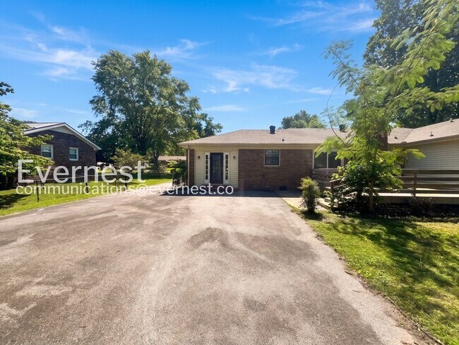 Building Photo - 4 Bed, 2.5 Bath Home with Fenced Yard / Pet-Friendly / Coming Soon!