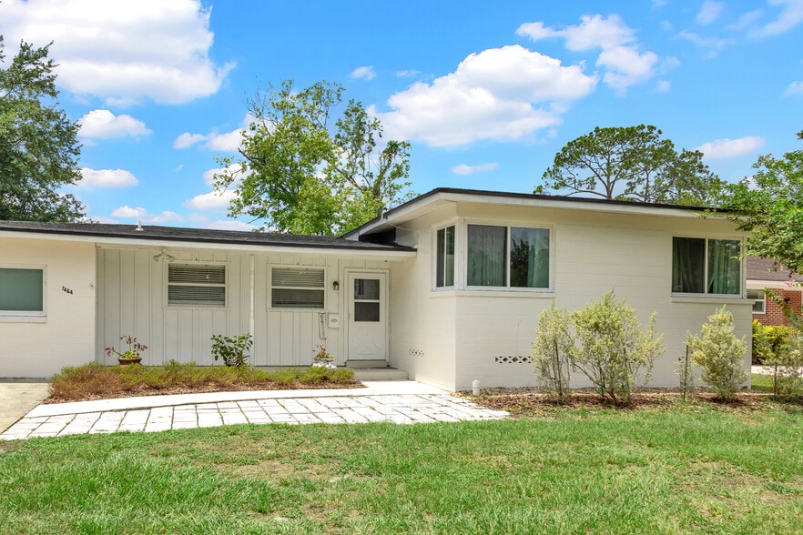 Front view - 7464 Old Kings Rd S