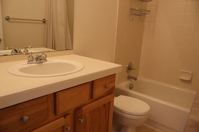 Building Photo - Spacious 2 Bed, 2.5 Bath Fort Collins Town...