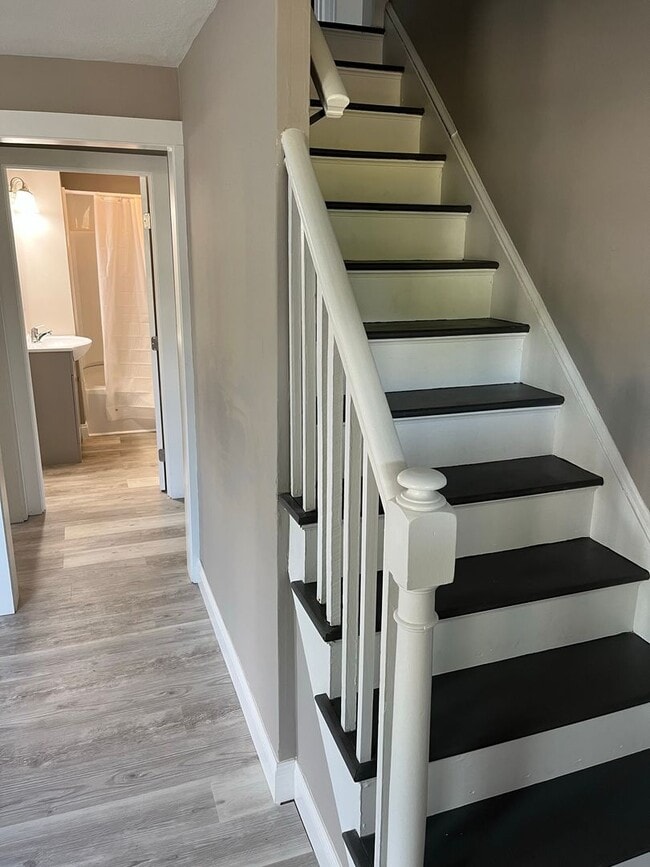 Building Photo - Fully Remodeled Cape Style Home in Manchester, CT
