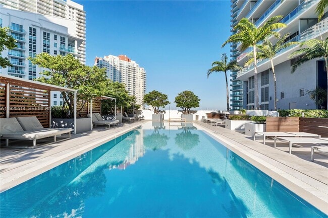 Building Photo - 1300 Brickell Bay Dr