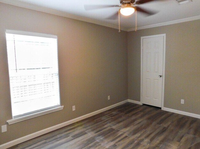 Building Photo - 155 Varsity Dr