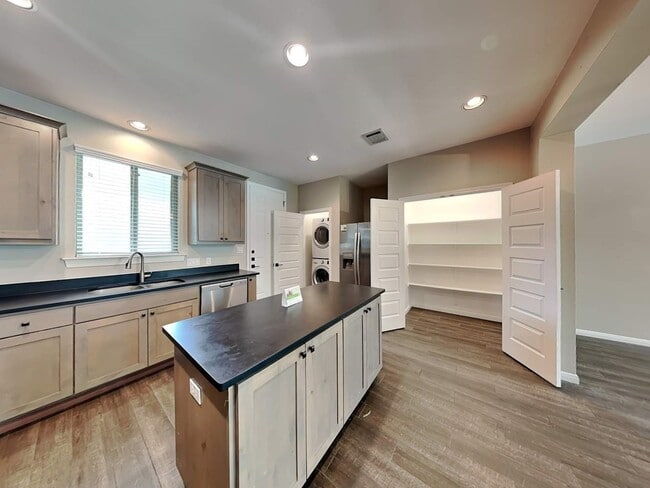 Building Photo - 179 Holly St