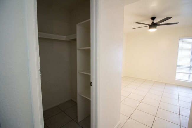 Building Photo - Gated Community 1 Bedroom — All Utilities Paid | First 4 Weeks Free