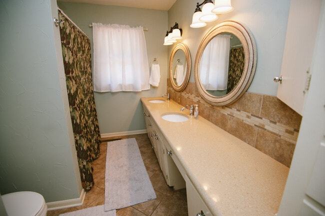 Building Photo - 524 S Ridge Dr