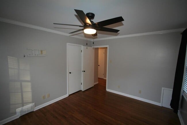 Building Photo - 1588 Dorset Dr
