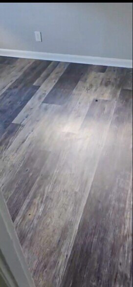 Building Photo - 4970 Gardiner Dr