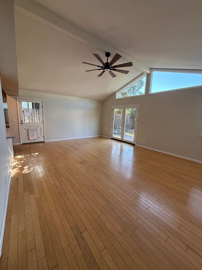 Building Photo - 33 Mary Ct