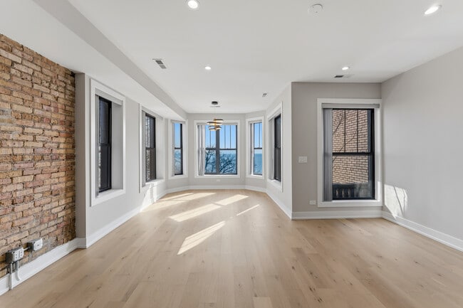 Building Photo - 7516 N Eastlake Terrace