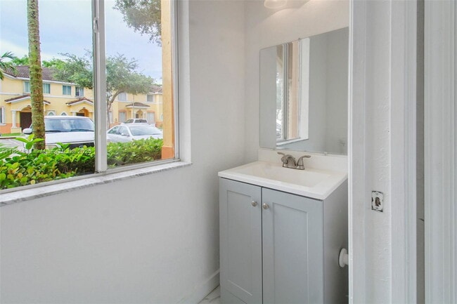 Building Photo - 1543 SE 24th Ct