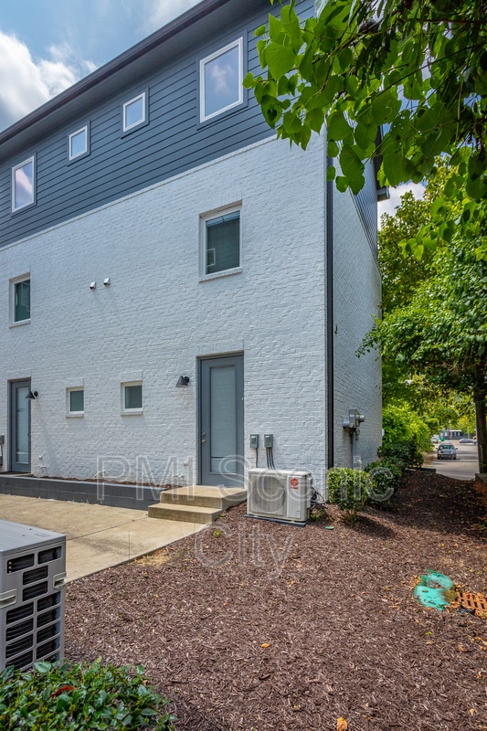 Building Photo - 444 Harper St