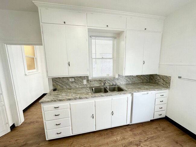 Building Photo - 610 S Pine St