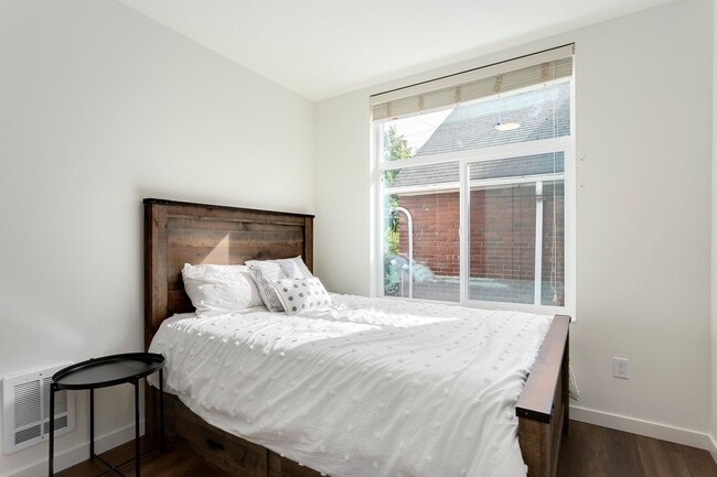 Building Photo - Stunning Student Housing Close to UW **$15...