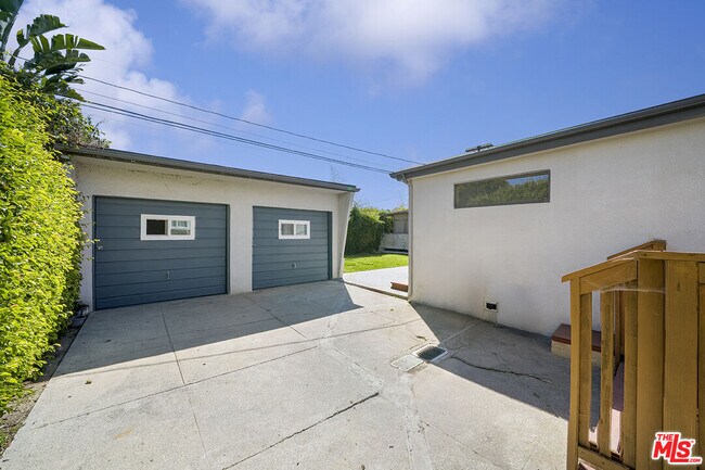 Building Photo - 1610 S Hayworth Ave