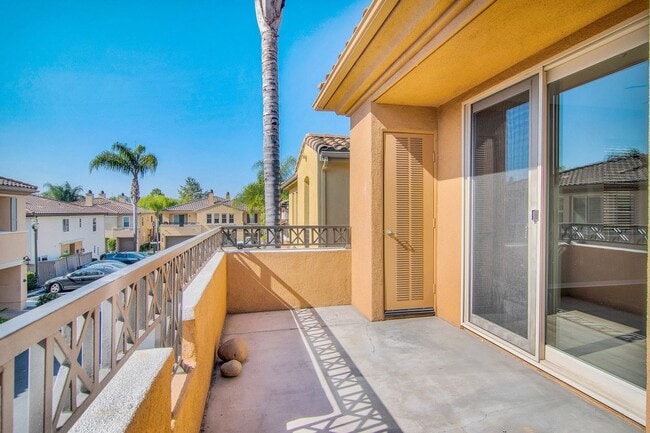 Building Photo - Nicely upgraded townhouse in resort-like E...