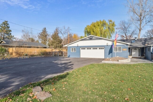 Building Photo - Home for rent with large backyard! 2306 Plum St